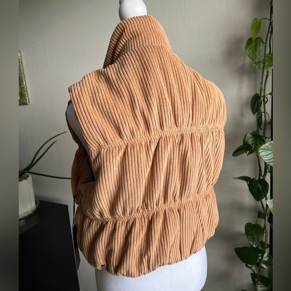 Forever 21 Camel Ribbed Puffer Vest - Picture 4 of 7